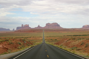 Fototapeta na wymiar La route du bout du monde à Monument Valley