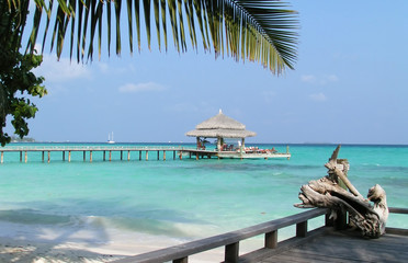 ponton sur le lagon aux maldives