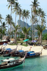 Fototapeta na wymiar plage de tonsai à koh phi phi