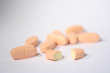 pillen auf weißem grund