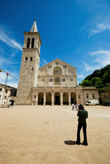 duomo di spoleto con turista