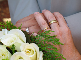 main et alliances de mariage