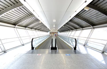 Photo sur Plexiglas Aéroport tunnel dans l& 39 aéroport avec passage mécanique