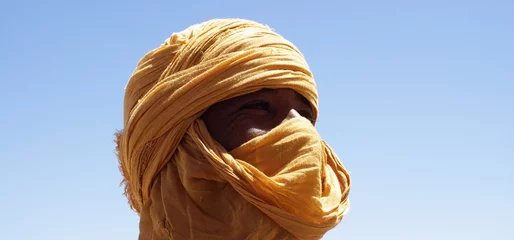 Abwaschbare Fototapete touareg avec chèche orange © Sahara Nature