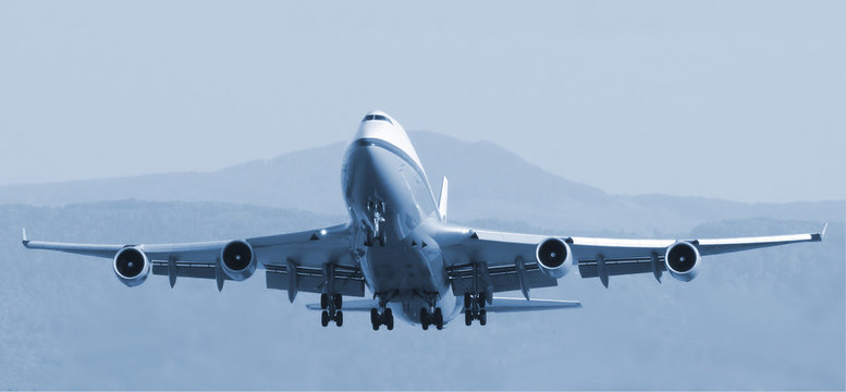 decollage boeing 747 bleu