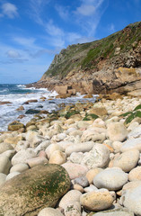Fototapeta na wymiar zku z kamienistej plaży na Porth Nanven,