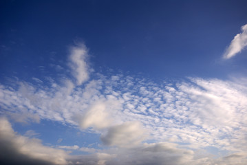 ciel bleu et nuages blancs