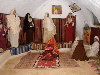 Gordijnen costumes traditionnels tunisiens © Ines Bazillier