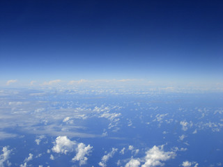 Fototapeta na wymiar chmury i błękitne niebo