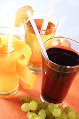 traubensaft, apfelsaft und orangensaft