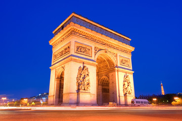 Fototapeta na wymiar L'Arc triumf w Paryżu w nocy