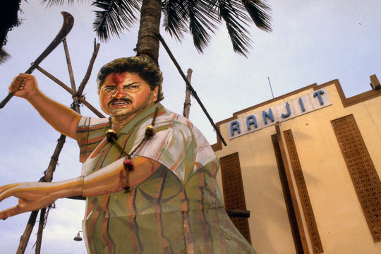 Inde / Fa&ccedil;ade de cin&eacute;ma avec et publicit&eacute; g&eacute;ante