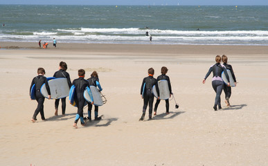 kids with surfboards - 3300751