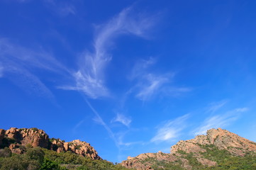 ciel bleu sur les rochers