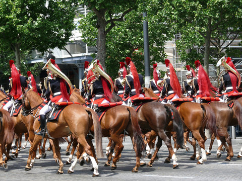 gardes r&eacute;publicains &agrave; cheval. champs elys&eacute;es paris