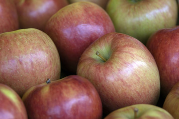 Fototapeta na wymiar fresh apples on display