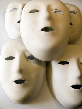 masques empil&eacute;s