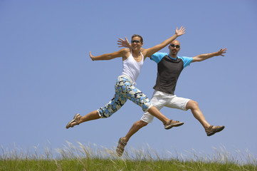 Fototapeta na wymiar young couple jumping