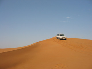 Fototapeta na wymiar Jeep nel deserto