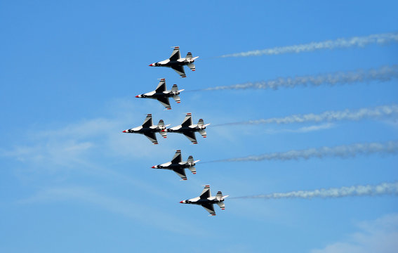 formation of f-16 fighter jets