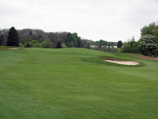 golf hole with bunkers