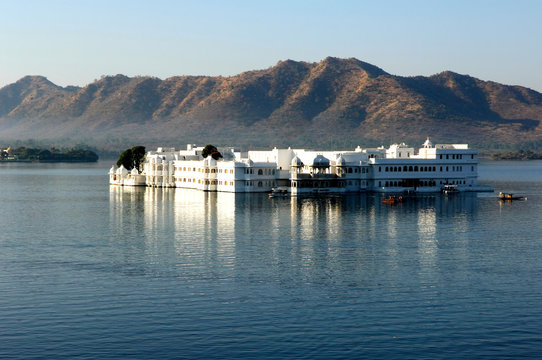 india, udaipur: lake palace