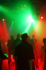 Fototapeta na wymiar tanzende menschen in rot/grünen discolichtern