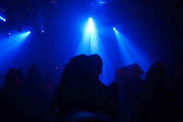 tanzende menschen in blauen discolichtern