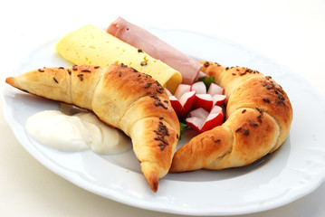 frühstück mit kümmel-brezeln,schinken und käse