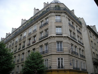 Fototapeta na wymiar a corner building in paris