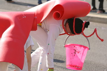 enfants jetant des confettis