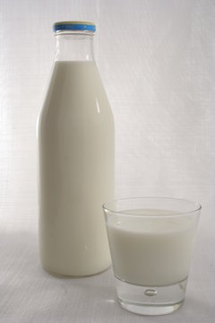 bottiglia di latte con bicchiere