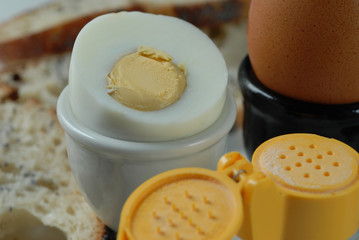 l'oeuf et la salière