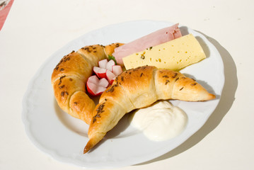 frühstück mit kümmel-brezeln,schinken und käse-2