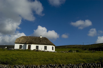 Maison en toit de chaume en Irlande