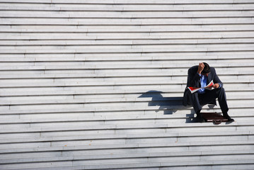 homme d'affaire sur les marches