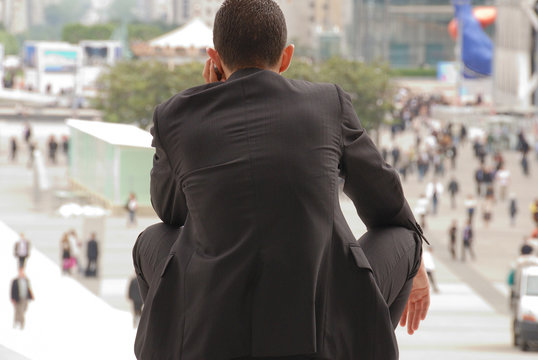 business man au t&eacute;l&eacute;phone