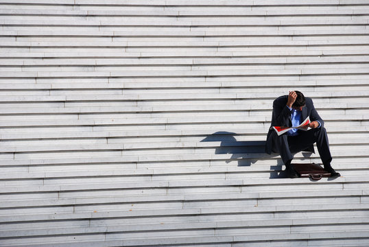 homme d'affaire sur les marches