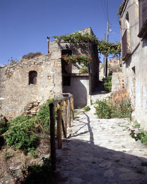revitalisiertes haus in pentedattilo