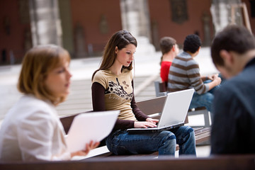 studentin lernt am campus