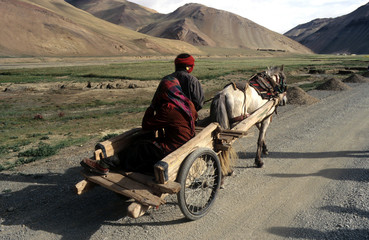 a deux sur une charrette