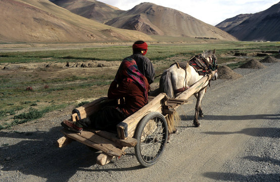 a deux sur une charrette