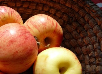 pommes dans un panier