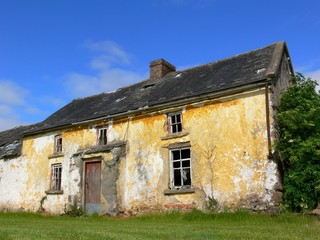 Fototapeta na wymiar Stary opuszczony dom