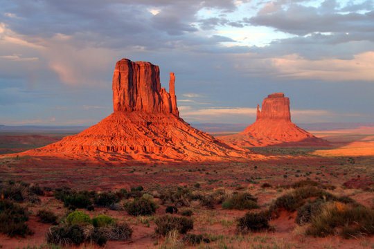 the mittens of monument valley at sunset
