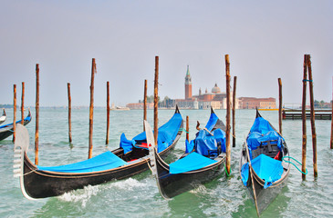 Fototapeta na wymiar Gondola zacumowane na Molo San Marco w Wenecji
