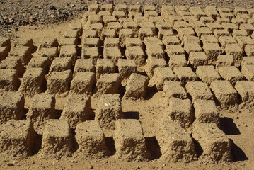 briques d'argile séchant au soleil