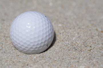 balle de golf dans un bunker