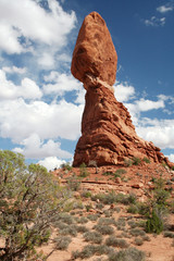 Fototapeta na wymiar balanced rock in arches national park