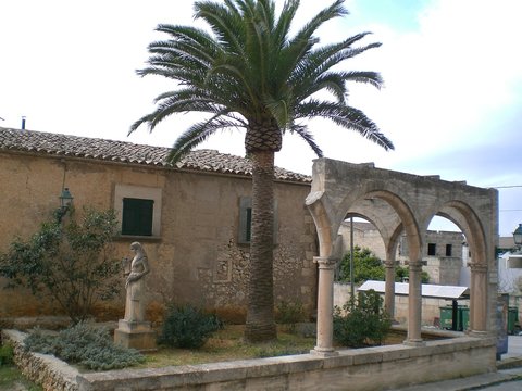 lieu de culte &agrave; c&ocirc;t&eacute; de l'&eacute;glise &agrave; petra aux bal&eacute;a